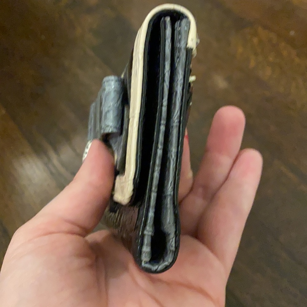 Guess Holiday Collection Wallet - Picture 5 of 7
